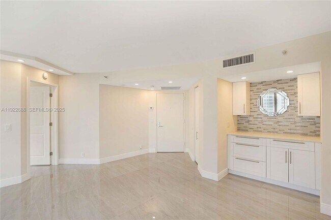 Building Photo - 3500 Mystic Pointe Dr