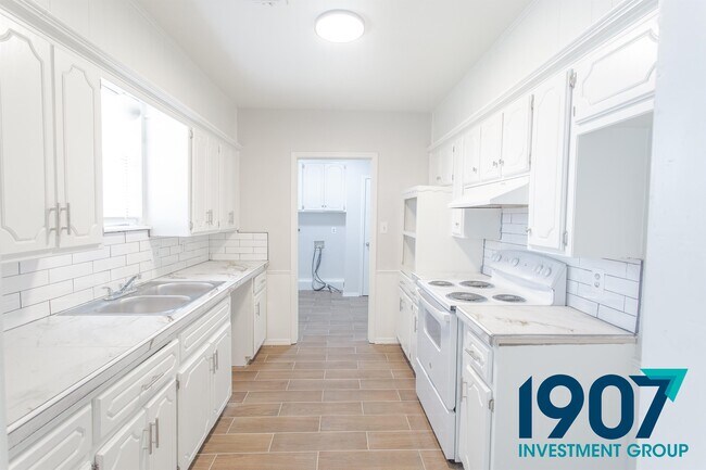 Building Photo - 1524 Oakcliff Rd
