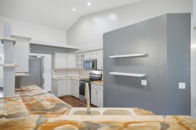 Building Photo - "Charming 3-Bedroom Home with 2 Full Baths and 2032 Sq Ft of Comfort in Palm Coast!"