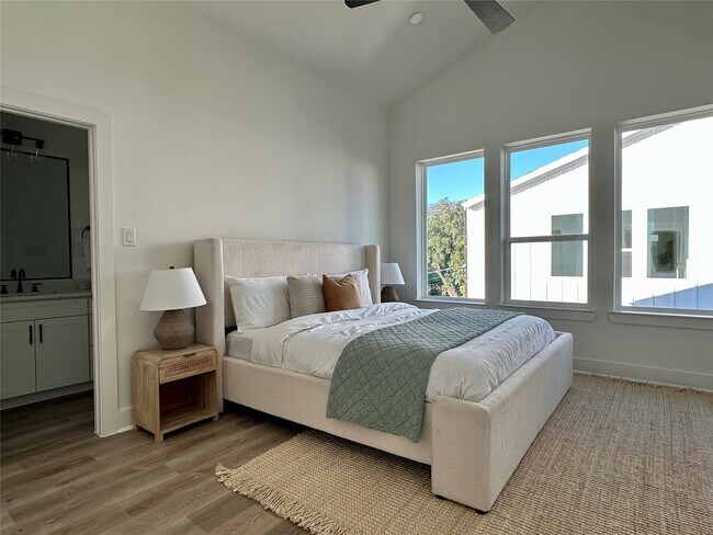 Building Photo - 810 Elkhart St