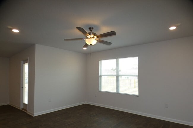 Building Photo - 4 Bedroom Home - Bridlewood