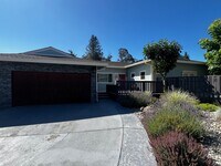 Building Photo - Remodeled Single Story 3 Bedroom/2 Bathroo...