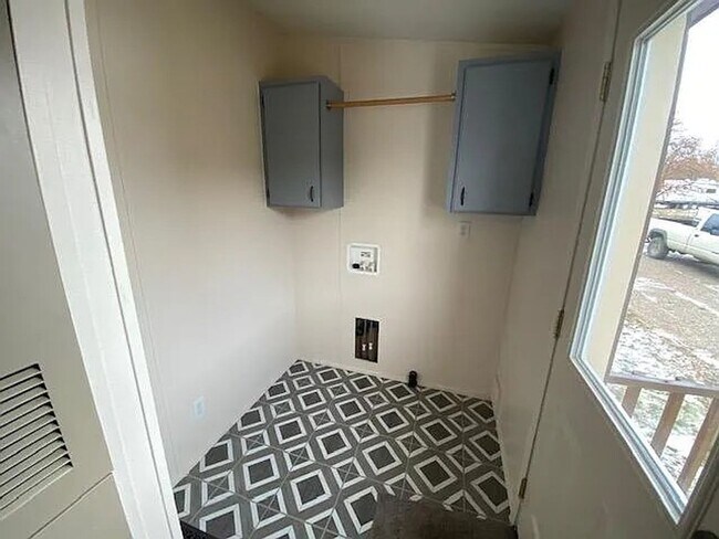 Building Photo - Charming 3 Bedroom Home in Quiet, Tree Lined Neighborhood