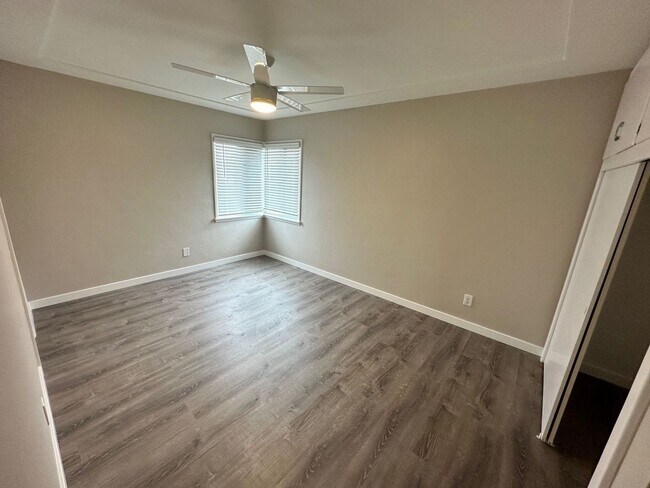 Building Photo - Renovated in 2023!! 4BD/2BA; Quick Walk to Campus