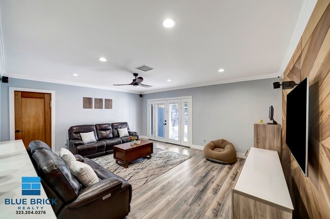 Building Photo - 5839 Vanalden Ave