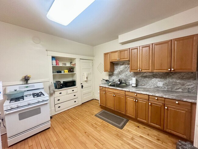 Building Photo - Spacious 3-Bedroom w/ Sundeck & In-Unit La...