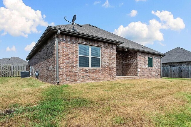Building Photo - 770 Fontana St