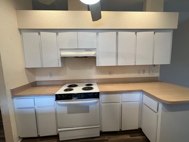 Building Photo - ANNUAL, UNFURNISHED * POOL * CANAL ** AVAIL 8/1/26 * 3 BEDS/2 BATHS * $2,095/month