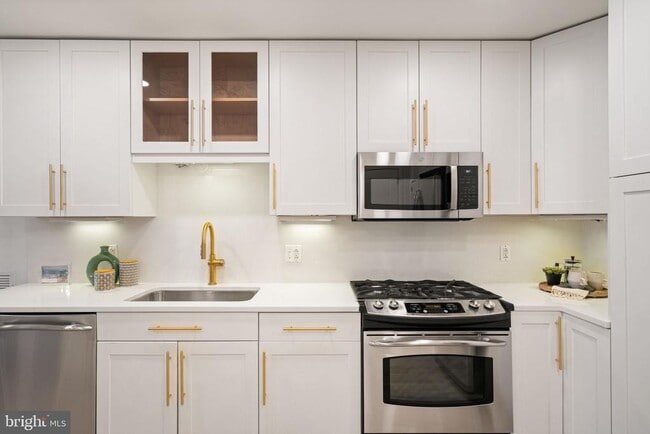 Building Photo - 8220 Crestwood Heights Dr