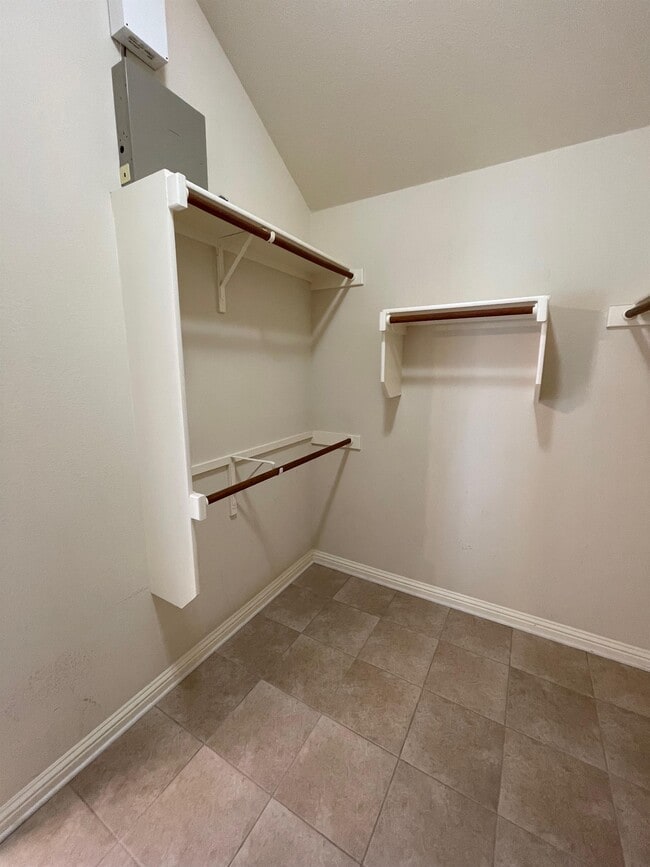 Building Photo - 10312 Yellowstone Dr