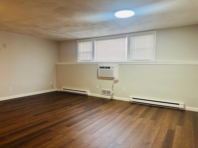 Building Photo - 222 School St