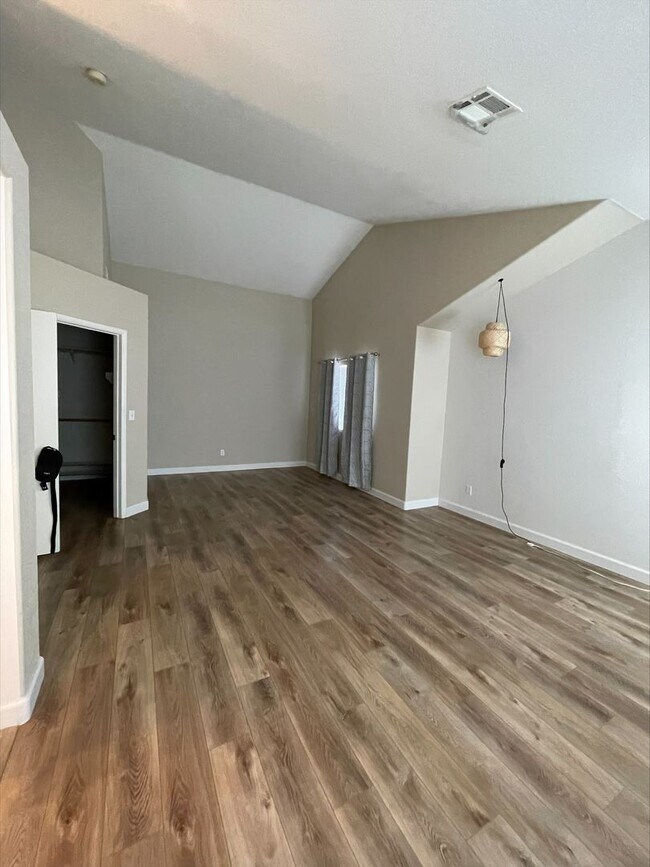Building Photo - 3 Bedroom 2 Bath Home Off Durango