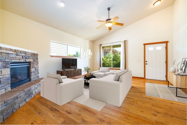 Building Photo - 3 Bed 2 Bath Single Home with wood floors ...