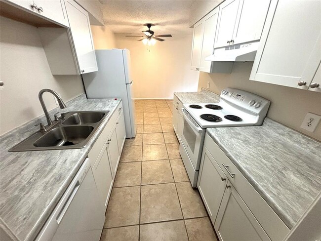 Primary Photo - 411 Live Oak St