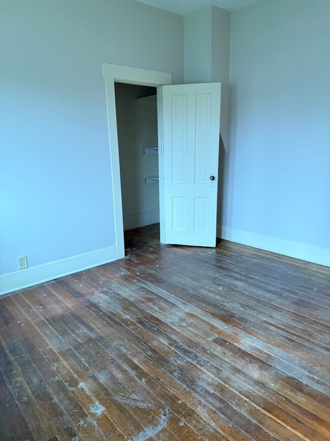 Building Photo - Large 2 bedroom 1 bath with bonus room