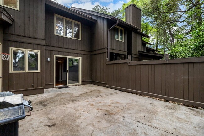 Building Photo - Conveniently located in midtown Savannah