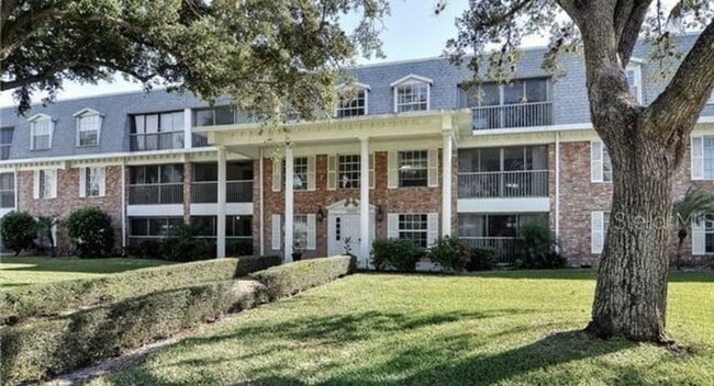 Building Photo - 1900 Alamanda Dr