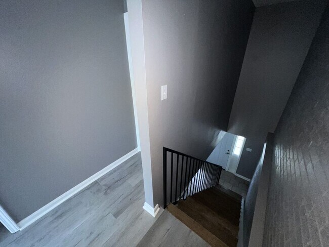 Building Photo - Newly renovated! 2 bedroom 1 bath townhous...