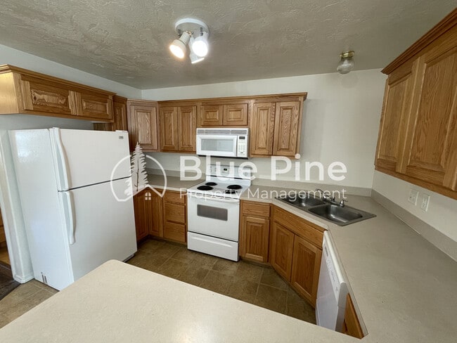 Building Photo - 345 S Byron Ave