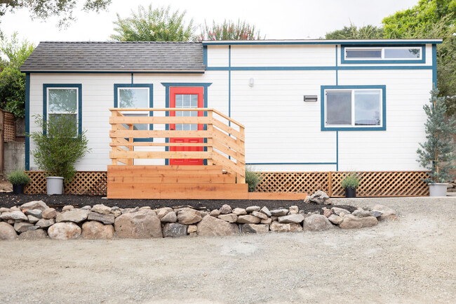 Building Photo - 526 Sunnyslope Ave