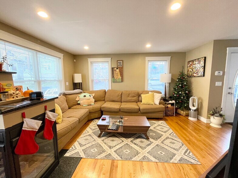 Building Photo - 23 Iroquois St