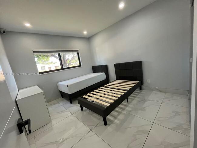 Building Photo - 575 NE 179th Dr