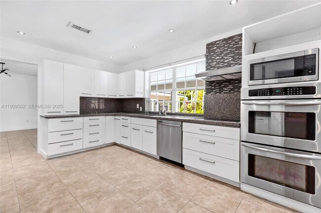 Building Photo - 13820 SW 82nd Ave