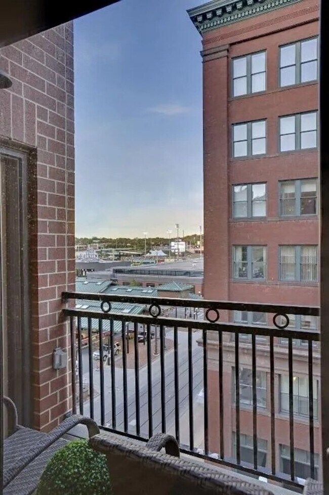 Building Photo - Absolutely Gorgeous 2 BR, 2 BA Condo Just Steps From the Saint Paul Farmers' Market