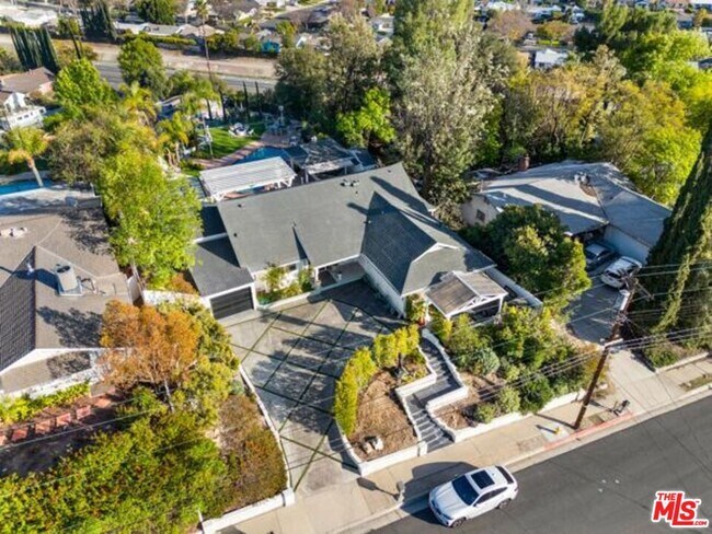 Building Photo - 23426 Balmoral Ln