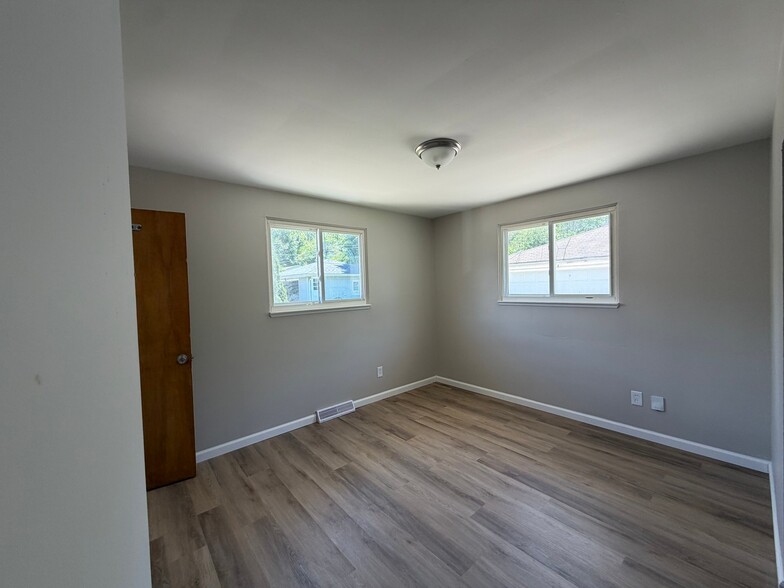 Building Photo - 5556 Andover Blvd