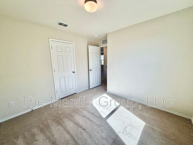 Building Photo - 2006 Hummingbird St