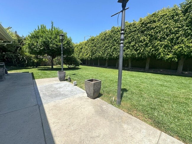 Building Photo - 10462 Sierra Cir