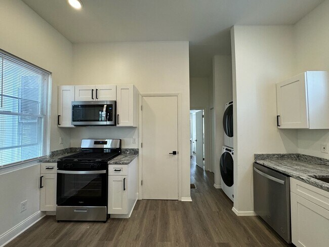 Building Photo - 7 Bed/3 Bath Mins. from UC Campus $750/pp ...