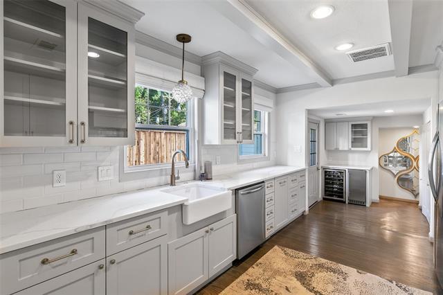 Building Photo - 5921 Kenwood Ave