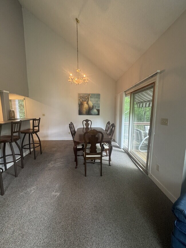 Building Photo - Spacious Mountain Condo 3 bedroom 2 bathroom.