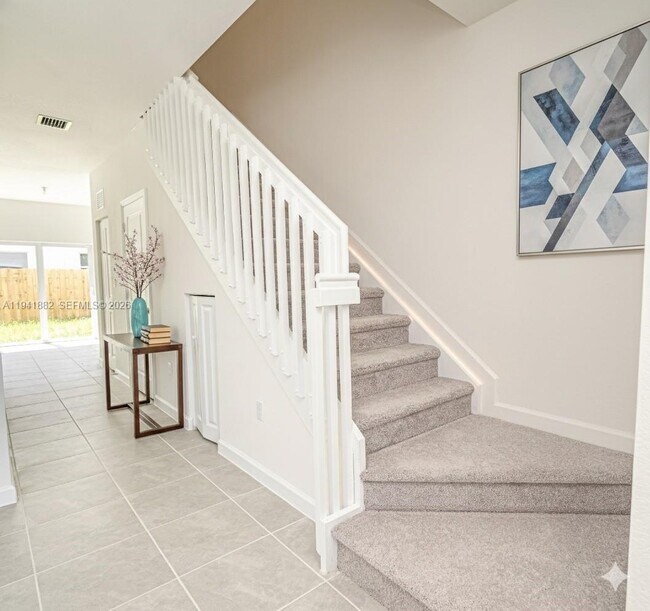 Building Photo - 2646 SE 27th Dr