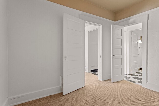 Building Photo - 1 Bedroom with den close to SW! Walking distance to Providence Park!
