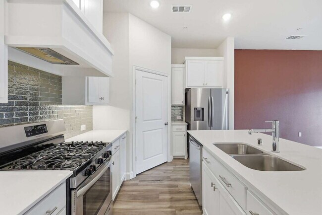 Building Photo - 1332 Square foot townhome in a beautiful community in Argyle, TX ready for lease.