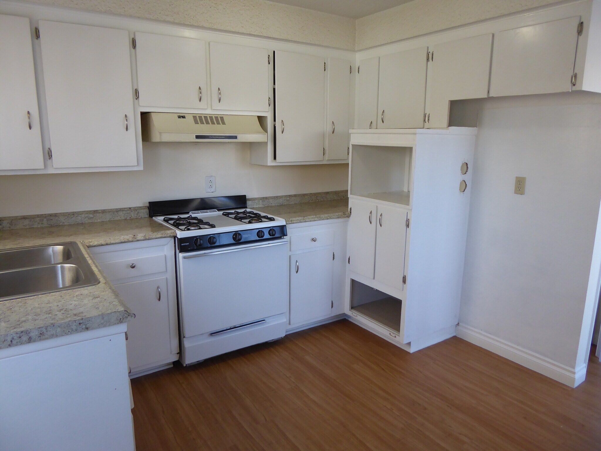 Kitchen - 214 Melrose Dr