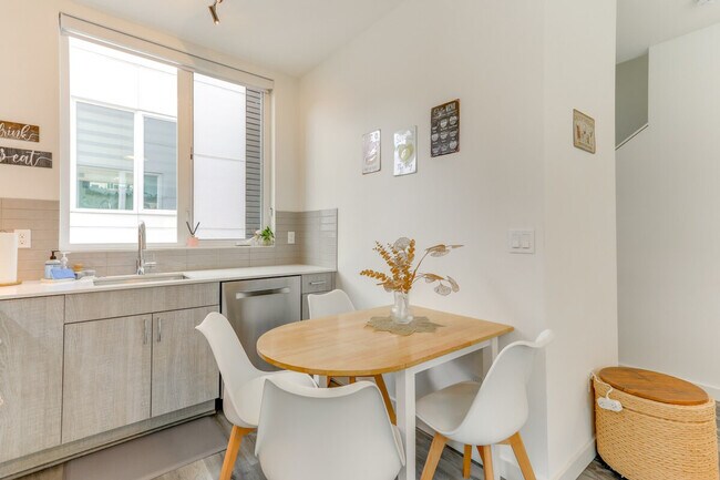 Building Photo - 128A W Florentia St