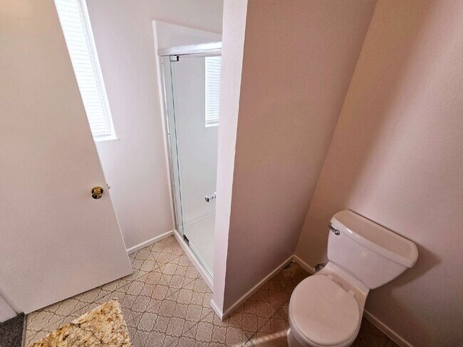 Building Photo - Spacious 4-Bedroom Oasis with Elegant Granite Touches in Vibrant Las Vegas!