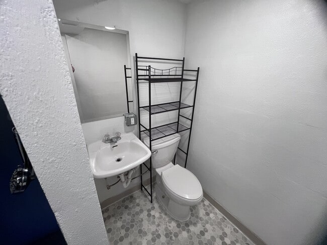 Building Photo - 724 Silver St