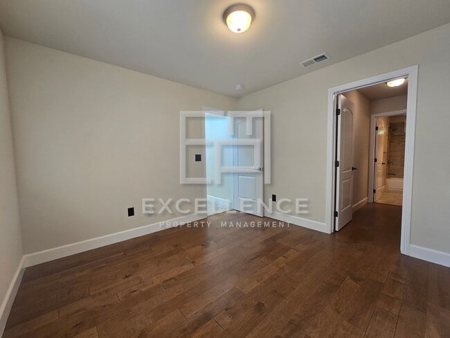 Building Photo - 3/3.5 Townhouse with 2 Car Garage, 2 Maste...