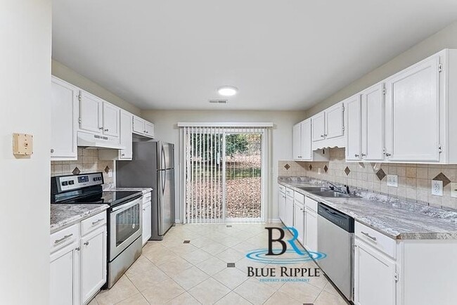 Building Photo - Spacious 3BR/2Bth Prime Smyrna Location on Dead End Street! Move in Special