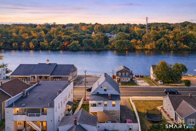 Building Photo - 301 Roosevelt Dr