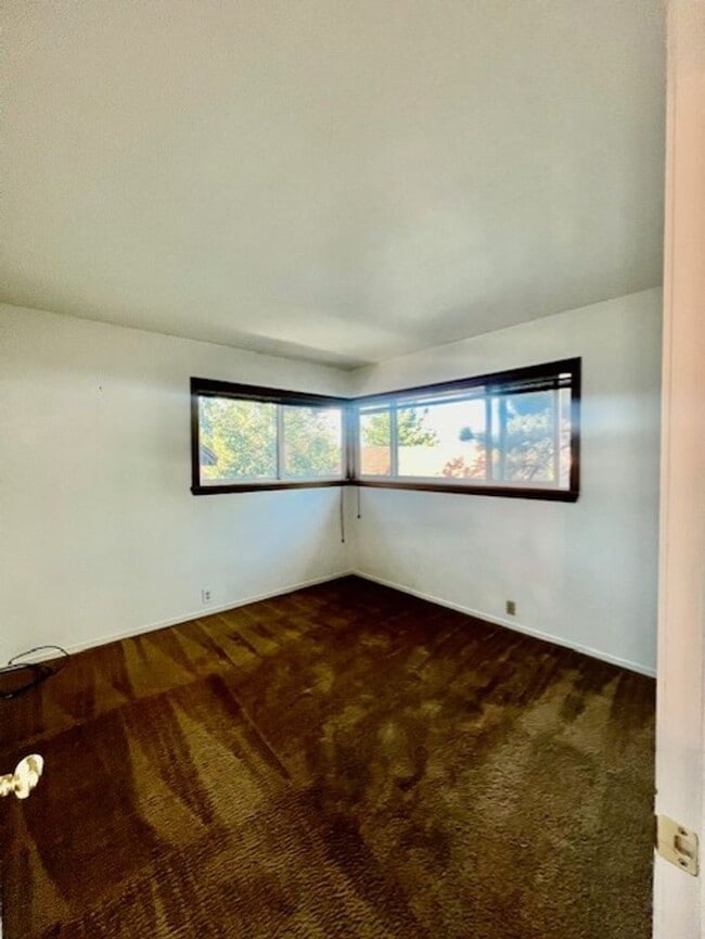 Building Photo - Sierra Manors #49 – Long-Term Lease Opport...