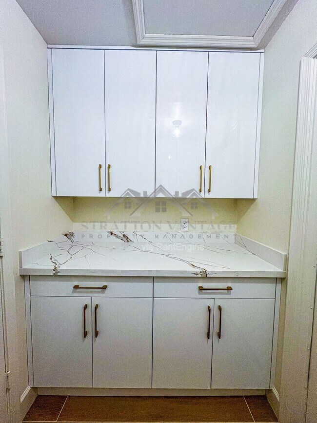 Building Photo - 1966 E Belmont Dr