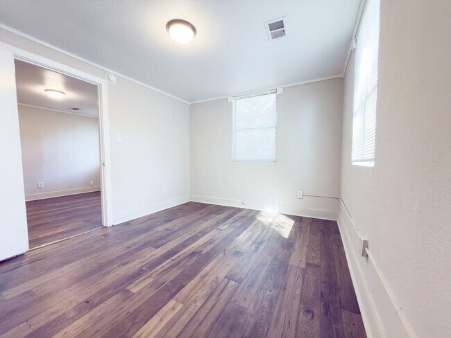 Building Photo - 2181 Eleanor Dr