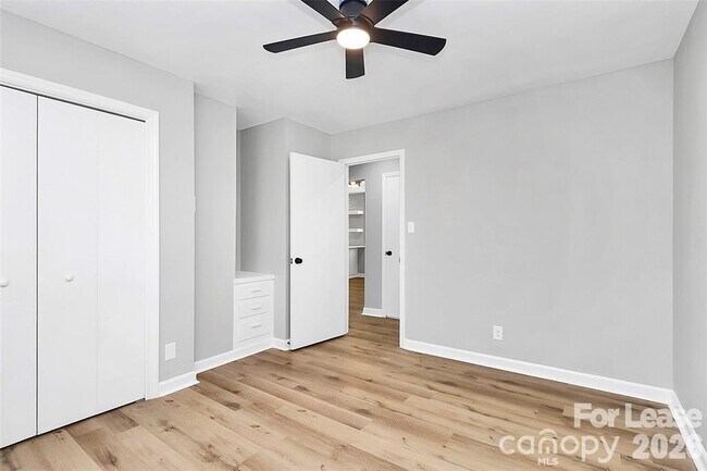 Building Photo - 526 Julia Ave