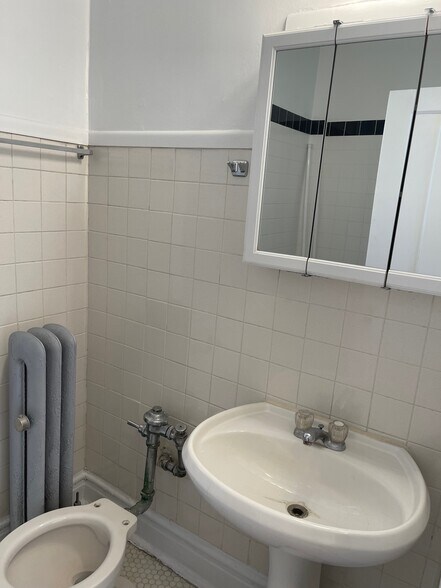 Building Photo - 6964 N Sheridan Rd